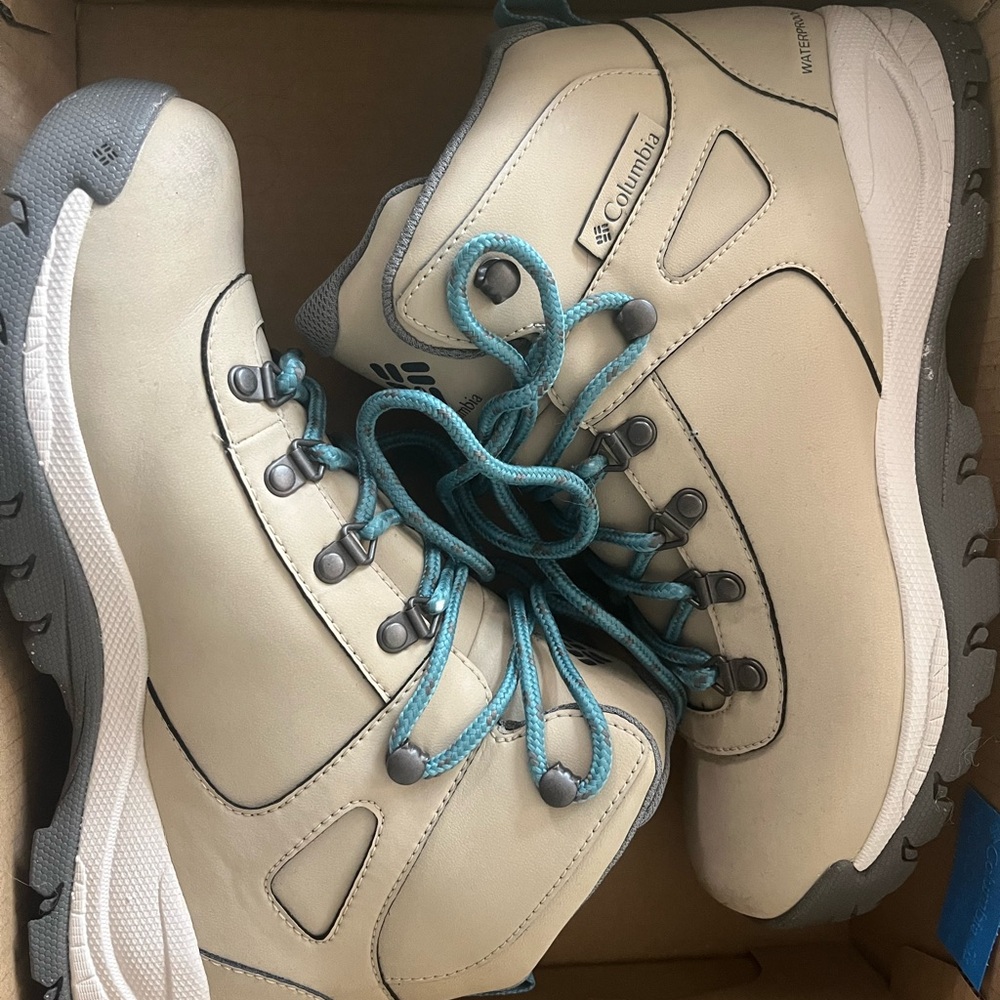 Columbia Cream and Teal Women's Boots